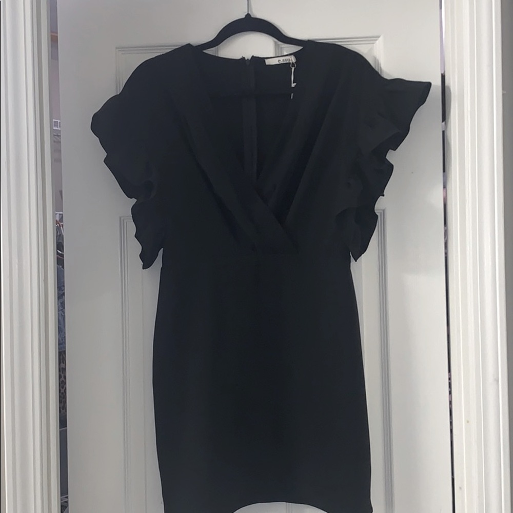 Gorgeous black dress. Frilly sleeves. Size medium